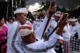 Umat Hindu yang kesurupan menusukkan keris ke badannya saat Upacara Pecaruan Laba Kama Durga di Pura Dalem Kerobokan, Kuta Utara, Badung, Bali, Rabu (10/1/2024). Upacara yang digelar setiap setahun sekali tersebut diikuti ratusan warga perwakilan dari 20 banjar di Desa Adat Kerobokan untuk menetralisir energi negatif sekaligus memohon anugerah dan kesejahteraan kepada Dewa Siwa. ANTARA FOTO/Nyoman Hendra Wibowo/wsj.