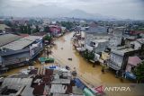 Suasana kondisi jalan raya yang terendam banjir di Dayeuhkolot, Kabupaten Bandung, Jawa Barat, Jumat  (12/1/2024). Sedikitnya lima kecamatan di kawasan Bandung Selatan, Kabupaten Bandung terendam banjir setinggi 50 cm hingga 2 meter akibat meluapnya aliran Sungai Citarum yang terjadi pada Kamis (11/1) malam. ANTARA FOTO/Novrian Arbi/agr