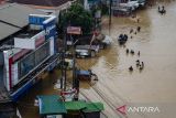 Warga berjalan melewati genangan banjir di Dayeuhkolot, Kabupaten Bandung, Jawa Barat, Jumat (12/1/2024). Sedikitnya lima kecamatan di kawasan Bandung Selatan, Kabupaten Bandung terendam banjir setinggi 50 cm hingga 2 meter akibat meluapnya aliran Sungai Citarum yang terjadi pada Kamis (11/1) malam. ANTARA FOTO/Novrian Arbi/agr