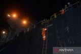 Tim Basarnas menurunkan seorang nelayan menggunakan tangga saat proses evakuasi dari kapal tanker berbendera Marshal Island ke kapal KN SAR Kresna di Selat Benggala, Aceh, Kamis (11/1/2024). Tiga nelayan Provinsi Aceh yang bertahan selama 11 hari mengapung di laut menggunakan pelampung pascakapalnya tenggelam diterjang badai dan gelombang besar di perairan Samudera Hindia itu diselamatkan oleh kapal tanker berbendera Marashal Island dalam perjalan menuju Mumbai, India. ANTARA FOTO/Ampelsa/