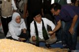 Cawapres nomor urut 1 Muhaimin Iskandar (tengah) didampingi Anggota DPR RI Fraksi PKB Anggia Ermarini (kiri) berbincang dengan Ketua Koperasi Peternak Ayam Petelur Blitar Sukarman (kanan) saat berkampanye dihadapan para peternak ayam petelur di Blitar, Jawa Timur, Kamis (11/1/2024). Selain bertemu dengan sejumlah peternak ayam petelur, dalam kampanye seharinya tersebut, Cawapres Muhaimin Iskandar juga mengunjungi sejumlah tempat, serta pondok pesantren di daerah itu. Antara Jatim/Irfan Anshori.
