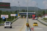 Sejumlah kendaraan keluar dari gerbang pintu tol Blang Bintang, kabupaten Aceh Besar, Aceh, Jumat (12/1/2024). PT Hutama Karya (Persero) akan memberlakukan penyesuaian tarif pada empat ruas Jalan Tol Trans Sumatra pada 2024, yaitu Tol Terbanggi Besar â Pematang Panggang â Kayu Agung, Tol Palembang â Indralaya, Tol Pekanbaru â Dumai, dan Tol Sigli â Banda Aceh untuk menjaga keberlangsungan jalan tol dan menciptakan iklim investasi jalan tol yang kondusif. ANTARA FOTO/Ampelsa.