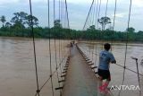 Jembatan putus, BPBD bantu warga Muratara seberangi sungai dengan perahu karet