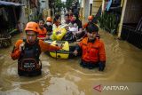 Petugas SAR mengevakuasi ibu dan bayi untuk melewati genangan banjir di Dayeuhkolot, Kabupaten Bandung, Jawa Barat, Jumat (12/1/2024). Berdasarkan data sementara BPBD Kabupaten Bandung, Sedikitnya ribuan bangunan terendam dan 40 ribu jiwa warga di total enam kecamatan di Kabupaten Bandung terdampak banjir akibat meluapnya aliran Sungai Citarum yang terjadi pada Kamis (11/1) malam. ANTARA FOTO/Novrian Arbi/agr
