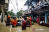 Petugas SAR mengevakuasi ibu dan bayi untuk melewati genangan banjir di Dayeuhkolot, Kabupaten Bandung, Jawa Barat, Jumat (12/1/2024). Berdasarkan data sementara BPBD Kabupaten Bandung, Sedikitnya ribuan bangunan terendam dan 40 ribu jiwa warga di total enam kecamatan di Kabupaten Bandung terdampak banjir akibat meluapnya aliran Sungai Citarum yang terjadi pada Kamis (11/1) malam. ANTARA FOTO/Novrian Arbi/agr
