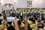 Calon wakil presiden nomor urut 1 Muhaimin Iskandar (kelima kiri) berfoto dengan relawan saat konsolidasi jaringan dan sumber daya Tim Pekerja Elektoral Sistem (TPES) 50 di Surabaya, Jawa Timur, Jumat (12/1/2024). Kegiatan yang dihadiri sekitar 1.200 relawan Kuning Ijo dan Biru (KIB) dari berbagai daerah di Jawa Timur tersebut untuk konsolidasi dalam mengamankan suara bagi kemenangan pasangan Anies  Baswedan-Muhaimin Iskandar pada Pemilu 2024. Antara Jatim/Moch Asim.
