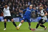 Pesepak bola Chelsea Enzi Fernandez berupaya melewati dua pesepak bola Fulham Kenny Tete dan Andreas Pereira dalam lanjutan Liga Inggris di stadion Stamford Bridge, London (13/1/2024). Chelsea menang dengan skor 1-0. ANTARA FOTO/REUTERS/Dylan Martinez/tom.