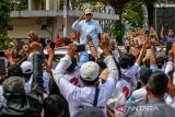 Calon Presiden nomor urut 2 Prabowo Subianto menyapa pendukungnya saat melakukan kampanye di Soreang, Kabupaten Bandung, Jawa Barat, Minggu (14/1/2024). Dalam kampanye nya di Kabupaten Bandung, Prabowo Subianto berkesempatan untuk menghadiri Rapimnas Konfederasi Serikat Pekerja Nusantara (KSPN) yang menyatakan dukungannya kepada Prabowo Subianto. ANTARA FOTO/Raisan Al Farisi/agr