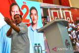 Calon Presiden nomor urut 2 Prabowo Subianto menari silat saat melakukan kampanye di Soreang, Kabupaten Bandung, Jawa Barat, Minggu (14/1/2024). Dalam kampanye nya di Kabupaten Bandung, Prabowo Subianto berkesempatan untuk menghadiri Rapimnas Konfederasi Serikat Pekerja Nusantara (KSPN) yang menyatakan dukungannya kepada Prabowo Subianto. ANTARA FOTO/Raisan Al Farisi/agr