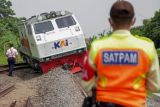 Petugas berada di samping kereta api yang anjlok di emplasemen Stasiun Tanggulangin, Sidoarjo, Jawa Timur, Minggu (14/1/2024). Anjloknya KA Pandalungan relasi Gambir-Surabaya-Jember tersebut belum diketahui penyebabnya. Antara Jatim/Umarul Faruq.