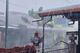BMKG laporkan hujan deras disertai angin kencang landa Kota Kupang