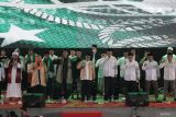Calon wakil presiden nomor urut 3 Mahfud MD (kelima kanan), Dewan Pembina relawan MGB KH As'ad Said Ali (keempat kanan), Dewan Penasihat TPN Ganjar-Mahfud Zannuba Ariffah Chafsoh atau Yenny Wahid (kedua kiri) beserta sejumlah tokoh dan ulama menghadiri deklarasi relawan Mahfud Guru Bangsa (MGB) di Surabaya, Jawa Timur, Sabtu (13/1/2024). Deklarasi yang diikuti sekitar 7.000 kader Nahdlatul Ulama (NU) dari berbagai profesi dan guru tersebut untuk memenangkan pasangan Ganjar Pranowo-Mahfud MD pada Pemilu 2024. Antara Jatim/Moch Asim.