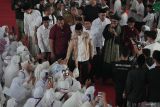 Calon wakil presiden nomor urut 3 Mahfud MD (tengah) menyalami pendukungnya saat deklarasi relawan Mahfud Guru Bangsa (MGB) di Surabaya, Jawa Timur, Sabtu (13/1/2024). Deklarasi yang diikuti sekitar 7.000 kader Nahdlatul Ulama (NU) dari berbagai profesi dan guru tersebut untuk memenangkan pasangan Ganjar Pranowo-Mahfud MD pada Pemilu 2024. Antara Jatim/Moch Asim.