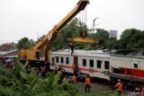 Kereta luar biasa (KLB) Crane bersama petugas mengevakuasi kereta api KA Pandalungan relasi Gambir-Surabaya-Jember yang anjlok di emplasemen Stasiun Tanggulangin, Sidoarjo, Jawa Timur, Minggu (14/1/2024). KAI Daop 8 Surabaya mengerahkan seluruh petugas serta mendatangkan tim penolong untuk mempercepat evakuasi dan menormalisasi jalur KA. Antara Jatim/Umarul Faruq.