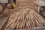 Perajin menyusun kerajinan dapur berbahan kayu di Sukaraja, Kabupaten Sukabumi, Jawa Barat, Senin (15/1/2024). Kementerian Lingkungan Hidup dan Kehutanan (KHLK) menyebutkan nilai ekspor produk hasil hutan pada 2024 diperkirakan mencapai 13,71 juta dolar AS atau meningkat sekitar 6,17 persen dibandingkan tahun sebelumnya. ANTARA FOTO/Henry Purba/agr