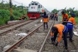 Pekerja memperbaiki rel kereta api yang rusak akibat kereta api Pandalungan relasi Gambir-Surabaya-Jember yang anjlok di emplasemen Stasiun Tanggulangin, Sidoarjo, Jawa Timur, Senin (15/1/2024). PT Kereta Api Indonesia (KAI) Daerah Operasi (Daop) 8 Surabaya melakukan perbaikan terhadap jalur rel yang rusak agar bisa segera dilewati oleh perjalanan kereta api. Antara Jatim/Umarul Faruq.