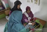 Kader posyandu Mawar mengukur tinggi badan anak di Desa Darmaraja, Kabupaten Ciamis, Jawa Barat, Selasa (16/1/2024). Pemerintah mengalokasikan Anggaran Pendapatan dan Belanja Negara (APBN) pada tahun 2024 sebesar Rp187,5 triliun untuk mendukung percepatan transformasi ekonomi yang inklusif dan berkelanjutan, melalui penurunan stunting. ANTARA FOTO/Adeng Bustomi/agr