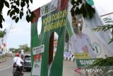 Warga melintas di dekat Alat Peraga Kampanye (APK) calon legislatif (caleg) pemilu 2024 yang dirusak orang tak dikenal di kawasan jembatan Pango, Banda Aceh, Aceh, Selasa (16/1/2024). Badan Pengawas Pemilu (Bawaslu) mengatakan berdasarkan UU nomor 7/2017 tentang pemilihan umum disebutkan perusakan dan penghilangan APK merupakan tindak pidana pemilu dengan ancaman pidana dua tahun penjara serta denda Rp24 juta. ANTARA/Irwansyah Putra