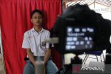 Siswa melakukan perekaman data KTP elektronik di SMK Raksana Medan, Sumatera Utara, Selasa (16/1/2024). Dinas Kependudukan dan Catatan Sipil (Disdukcapil) Kota Medan melakukan sistem jemput bola tersebut bertujuan untuk memfasilitasi hak pilih pemulah pada Pemilu serentak 14 Februari 2024.ANTARA FOTO/Yudi/