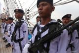 Personel TNI Angkatan Laut mengikuti upacara tabur bunga Hari Dharma Samudera di atas KRI Bima Suci di Selat Madura Surabaya, Jawa Timur, Senin (15/1/2024). Kegiatan yang dipimpin oleh Wakil Komandan Komando Pembinaan Doktrin, Pendidikan dan Latihan TNI Angkatan Laut (Wadan Kodiklatal) Laksda TNI Eko Wahjono itu merupakan penghormatan para prajurit TNI Angkatan Laut kepada para pahlawan yang gugur saat mempertahankan kemerdekaan Republik Indonesia dalam pertempuran Laut Aru yang terjadi pada 15 Januari 1962. Antara Jatim/Didik Suhartono.