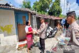 Polresta Surakarta bakti sosial bagikan sembako ke warga kurang  mampu