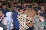 Presiden Joko Widodo (tengah) berswafoto dengan peserta saat menghadiri peresmian pembukaan Konvensi Kampus XXIX dan Temu Tahunan XXV Forum Rektor Indonesia di Graha Universitas Negeri Surabaya (Unesa), Surabaya, Jawa Tiimur, Senin (15/1/2024). Kegiatan yang berlangsung  mulai 15-16 Januari tersebut mengusung tema Peran Perguruan Tinggi dalam Mewujudkan Sumber Daya Manusia Unggul, Inovatif, dan Adaptif Menuju Indonesia Emas 2045. Antara Jatim/Moch Asim.