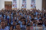 Pendukung mengacungkan tangan dua jari saat Deklarasi dan Konsolidasi Relawan Anak Bangsa (RAB) di Gedung Islamic Center, Kabupaten Ciamis, Jawa Barat, Rabu (17/1/2024). Sebanyak 1.500 RAB Ciamis menyatakan dukungan kepada Capres dan Cawapres nomor urut 2 Prabowo Subianto dan Gibran Rakabuming Raka dan siap memenangkan satu putaran pada 14 Februari 2024 mendatang. ANTARA FOTO/Adeng Bustomi/agr