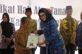 Pemkab Kulon Progo menyerahkan 154 sertifikat di Banjarasri program PTSL