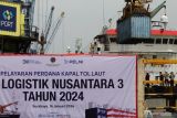 Petugas mengawasi proses muat kontainer ke KM Logistik Nusantara 3 di Dermaga Berlian, Pelabuhan Tanjung Perak Surabaya, Jawa Timur, Selasa (16/1/2024). PT Pelayaran Nasional Indonesia (PT Pelni) (Persero) menggunakan kapal tol laut KM Logistik Nusantara 3 dengan memuat 114 TEUs kontainer berisi muatan sembako dan barang pokok penting lainnya menuju kawasan Maluku Utara dalam pelayaran perdananya di tahun 2024. Antara Jatim/Didik Suhartono.