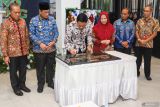 Bupati Lamongan Yuhronur Efendi (ketiga kiri) bersama Wakil Bupati Lamongan Abdul Rouf (kedua kiri) mendatangani prasasti saat meresmikan Rumah Sakit Mata Kesehatan Mata Utama (KMU) di Lamongan, Jawa Timur, Rabu (17/1/2024). Rumah Sakit Mata KMU merupakan rumah sakit mata pertama di Lamongan yang diharapkan dapat menurunkan angka kebutaan serta meningkatkan derajat kesehatan masyarakat di wilayah itu. Antara Jatim/Rizal Hanafi.