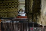 Perajin menyelesaikan pembuatan kain songket khas Aceh yang diproduksi secara tradisional di Rumah Tenun Songket Nyak Mu, kabupaten Aceh Besar, Aceh, Rabu (17/1/2024). Menurut pelaku UMKM Songket binaan BUMN  tersebut, songket khas Aceh yang dijual kisaran harga  Rp1,5 juta hingga Rp4 juta per lembar tersebut, 
permintaannya meningkat dengan pangsa pasar Malaysia dan Singapura, namun karena produksinya terbatas dan masih mengandalkan peralatan tradisional ,sehingga sulit terpenuhi. ANTARA FOTO/Ampelsa.