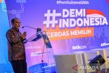 Menteri Komunikasi dan Informatika Budi Arie Setiadi memberikan pemaparan saat melakukan kunjungan di Bandung, Jawa Barat, Kamis (18/1/2024). Dalam kunjungannya di Bandung, Menkominfo berkesempatan untuk memberikan pemaparan pada acara Cerdas Memilih untuk meningkatkan literasi masyarakat terkait Pemilu 2024 yang diikuti oleh ratusan masyarakat dari berbagai kalangan. ANTARA FOTO/Raisan Al Farisi/agr
