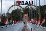 Wisatawan mancanegara berjalan di atas kaca saat mengunjungi objek wisata jembatan kaca di Gianyar, Bali, Rabu (17/1/2024). Pemerintah menargetkan 14 juta kunjungan wisatawan mancanegara ke Indonesia pada 2024 dan Bali diharapkan menyumbang 50 persen atau sebesar tujuh juta kunjungan. ANTARA FOTO/Nyoman Hendra Wibowo/wsj.