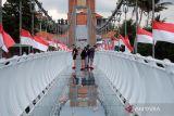 Wisatawan mancanegara berjalan di atas kaca saat mengunjungi objek wisata jembatan kaca di Gianyar, Bali, Rabu (17/1/2024). Pemerintah menargetkan 14 juta kunjungan wisatawan mancanegara ke Indonesia pada 2024 dan Bali diharapkan menyumbang 50 persen atau sebesar tujuh juta kunjungan. ANTARA FOTO/Nyoman Hendra Wibowo/wsj.