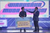 Direktur Utama Bank Mandiri Darmawan Junaidi (kanan) berbincang dengan peraih best of the best Wirausaha Muda Mandiri (WMM) CEO Bell Living Lab Arka Irfani (kiri) saat malam penganugerahan pemenang WMM 2023 di Surabaya, Jawa Timur, Jumat (19/1/2024). WMM merupakan program tanggung jawab sosial dan lingkungan dari Bank Mandiri dalam mendukung dan mengembangkan wirausaha muda Indonesia yang tangguh, kreatif, dan inovatif. Antara Jatim/Moch Asim.