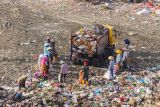 Penampungan sampah ditutup, Pejabat Pemkot Mataram tinjau TPA Kebon Kongok