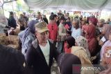 Gubernur Kalteng bagikan paket sembako gratis di Kotim