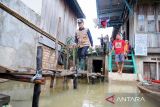 Pj Gubernur Sumsel antar langsung logistik dan obat untuk warga terdampak  banjir Muara Enim