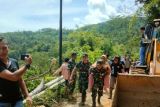 Jalan Lintas Curup--Kabupaten Lebong Bengkulu putus akibat tanah longsor