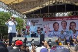 Calon presiden nomor urut 2 Prabowo Subianto menyampaikan pidato politik saat melakukan kampanye di lapangan Jatipamor, Majalengka, Jawa Barat, Minggu (21/1/2024). Dalam kampanyenya, Prabowo menyampaikan visi, misi, dan program kerja dan berjanji akan menghapus kemiskinan serta melanjutkan kebijakan hilirisasi Presiden Joko Widodo. ANTARA FOTO/Dedhez Anggara/agr