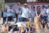 Calon presiden nomor urut 2 Prabowo Subianto menyapa pendukungnya saat melakukan kampanye di lapangan Jatipamor, Majalengka, Jawa Barat, Minggu (21/1/2024). Dalam kampanyenya, Prabowo menyampaikan visi, misi, dan program kerja dan berjanji akan menghapus kemiskinan serta melanjutkan kebijakan hilirisasi Presiden Joko Widodo. ANTARA FOTO/Dedhez Anggara/agr