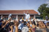 Calon presiden nomor urut 2 Prabowo Subianto menyapa pendukungnya saat kampanye di lapangan Jatipamor, Majalengka, Jawa Barat, Minggu (21/1/2024). Dalam kampanyenya, Prabowo menyampaikan visi, misi, dan program kerja dan berjanji akan menghapus kemiskinan serta melanjutkan kebijakan hilirisasi Presiden Joko Widodo. ANTARA FOTO/Dedhez Anggara/agr