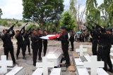 Jenazah Briptu Alfando Steve korban penembakan KKB dimakamkan di TMP Banggai