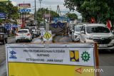 Kendaraan melntas di samping proyek pembangunan Jalan Layang Nurtanio di Rajawali, Bandung, Jawa Barat, Selasa (23/1/2024). Kementerian Pekerjaan Umum dan Perumahan Rakyat (PUPR) memulai pembangunan fisik jembatan jalan layang yang memiliki panjang 550 meter dalam mendukung operasional Kereta Cepat Jakarta-Bandung (KCJB) dan menjadi solusi mengurai kemacetan di kawasan tersebut. ANTARA FOTO/Raisan Al Farisi/agr