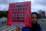  Mahasiswa dari BEM ReMa IKIP PGRI Pontianak membawa poster saat menggelar deklarasi Pemilu Damai di perempatan lampu merah di Jalan Ahmad Yani, Pontianak, Kalimantan Barat, Sabtu (20/1/2024). Mereka mengajak masyarakat Pontianak untuk turut mendukung dan menyukseskan Pemilu 2024 yang damai, beretika, bebas dari provokasi dan intervensi serta hoaks. ANTARA FOTO/Jessica Wuysang/nz
