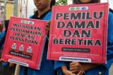 Mahasiswa dari BEM ReMa IKIP PGRI Pontianak membawa poster saat menggelar deklarasi Pemilu Damai di perempatan lampu merah di Jalan Ahmad Yani, Pontianak, Kalimantan Barat, Sabtu (20/1/2024). Mereka mengajak masyarakat Pontianak untuk turut mendukung dan menyukseskan Pemilu 2024 yang damai, beretika, bebas dari provokasi dan intervensi serta hoaks. ANTARA FOTO/Jessica Wuysang/nz 
