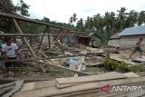 Rumah rusak diterjang banjir, warga mengungsi di masjid