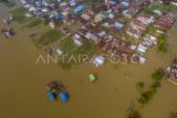 Foto udara kawasan permukiman yang terendam banjir luapan Sungai Batanghari di Tahtul Yaman, Pelayangan, Jambi, Senin (22/1/2024). Ribuan rumah dan fasilitas umum di tiga kecamatan yakni Pelayangan, Danau Teluk, dan Danau Sipin Kota Jambi terendam banjir luapan Sungai Batanghari yang terus meninggi dalam dua minggu terakhir. ANTARA FOTO/Wahdi Septiawan/aww.