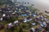 Foto udara kawasan permukiman yang terendam banjir luapan Sungai Batanghari di Tahtul Yaman, Pelayangan, Jambi, Senin (22/1/2024). Ribuan rumah dan fasilitas umum di tiga kecamatan yakni Pelayangan, Danau Teluk, dan Danau Sipin Kota Jambi terendam banjir luapan Sungai Batanghari yang terus meninggi dalam dua minggu terakhir. ANTARA FOTO/Wahdi Septiawan/aww.