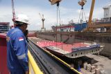 Pekerja mengawasi proses peletakan llunas kapal (keel laying) Landing Dock pesanan Negara Filipina di Dok Semarang PT PAL Indonesia di Surabaya, Jawa Timur, Senin (22/1/2024). Kapal yang masuk dalam kelas Llyod's Register (LR) sepanjang 124 meter, berat 7.200 ton, kecepatan maksimal 16 Knots serta berkapasitas 680 orang tersebut ditargetkan akan selesai pada 2026.A Antara Jatim/Moch Asim.